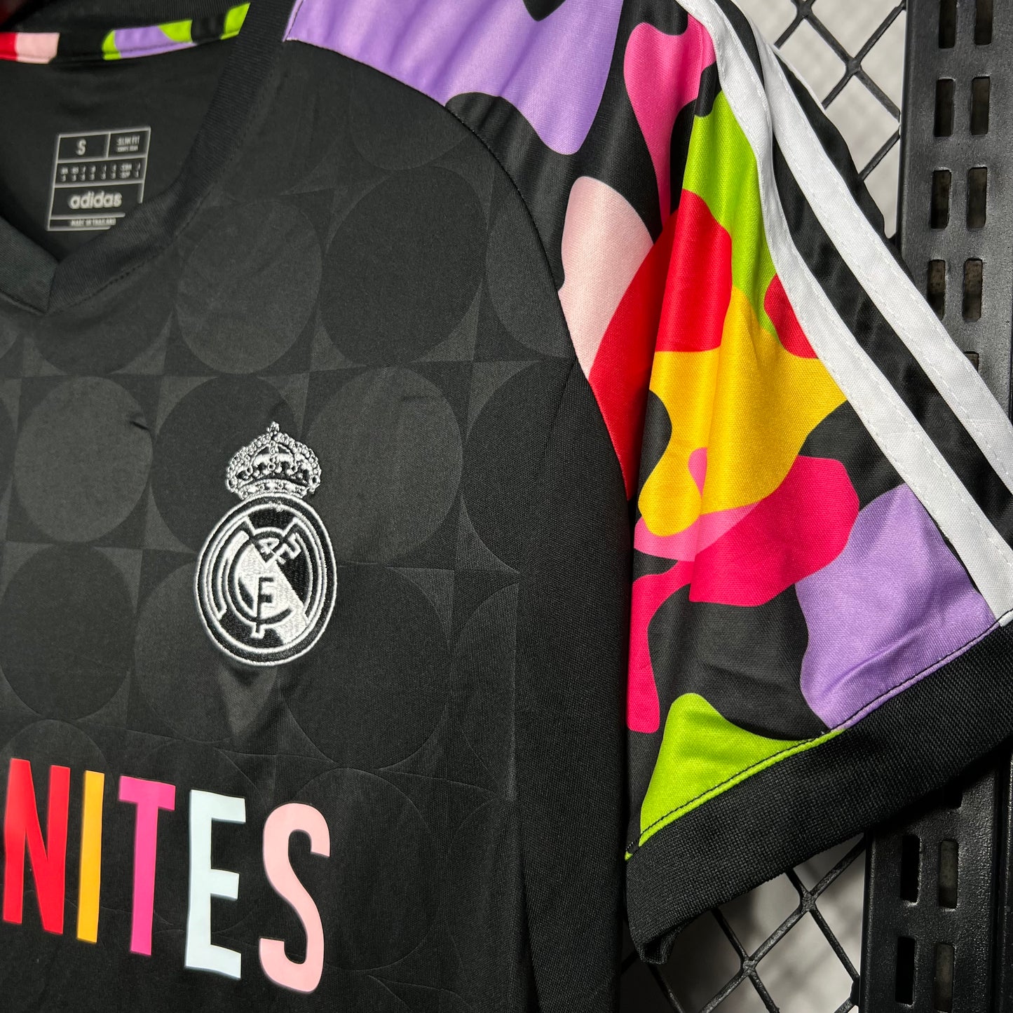 Camiseta Real Madrid "Love Unites" 2024/25 Versión Fan
