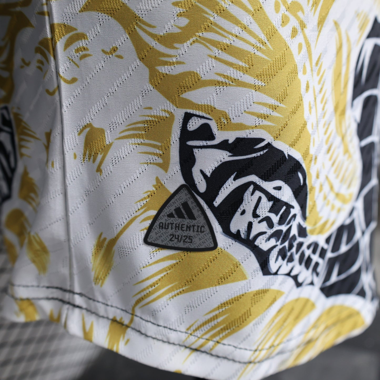 Camiseta Real Madrid "Yellow Black Dragon" 2024/25 Versión Jugador