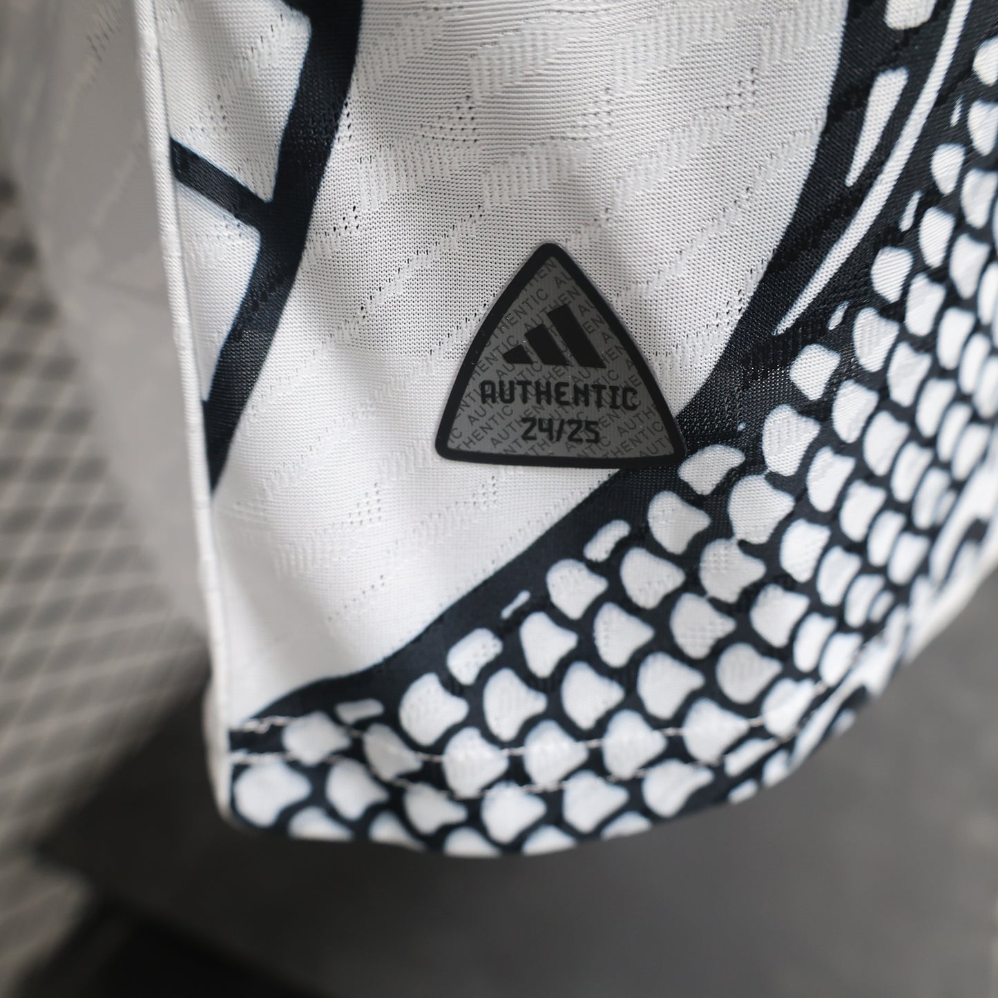 Camiseta Real Madrid Edición Dragón Blanco 2024/25 Versión Jugador