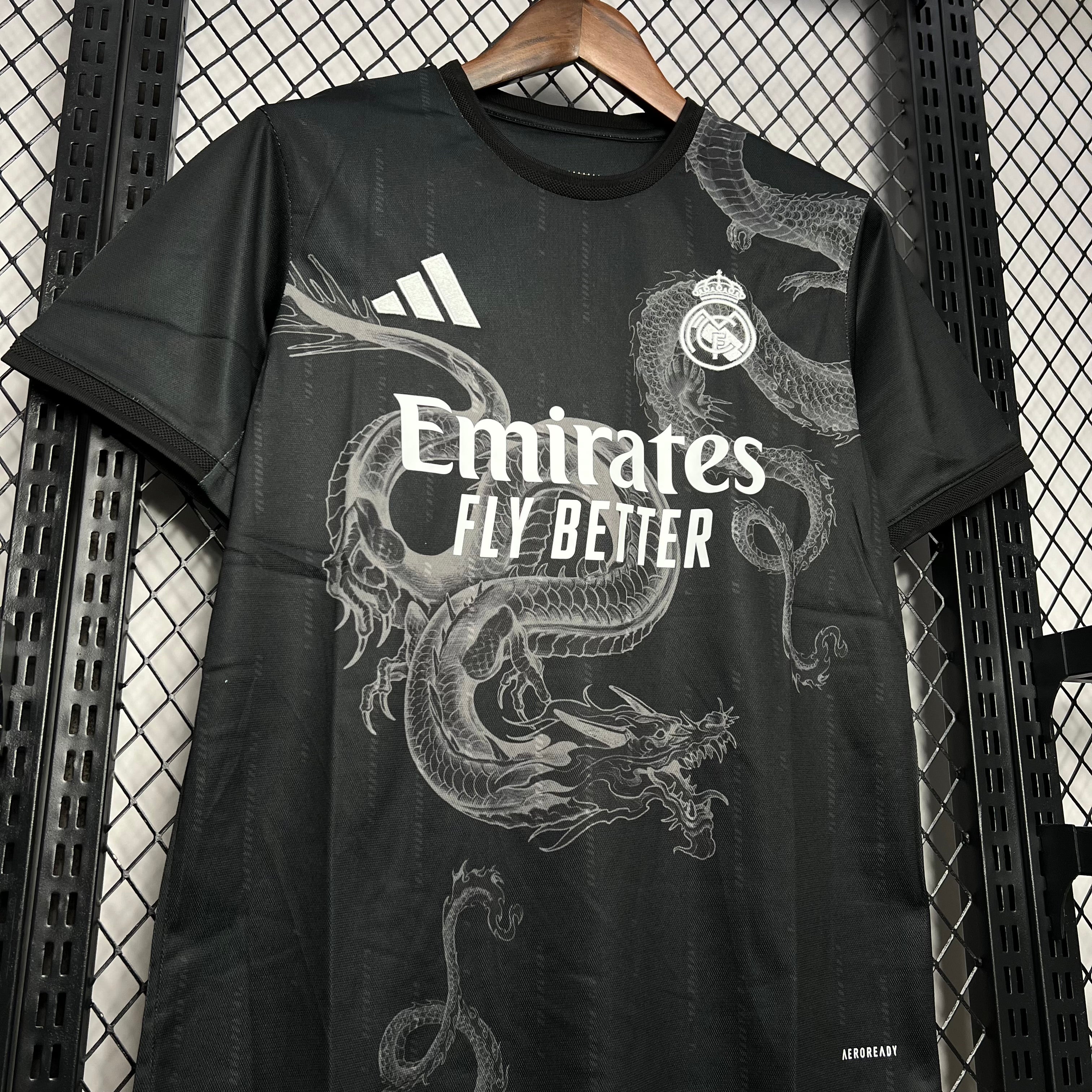 Real Madrid Edición Especial "Dragón-Negro" 2024/25 Versión Fan