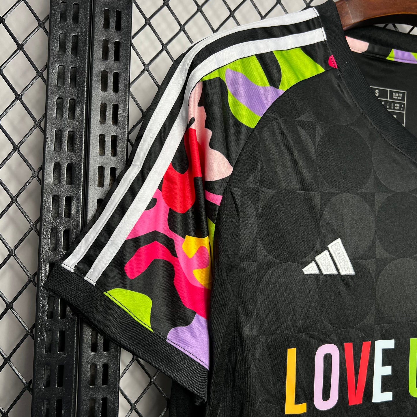 Camiseta Real Madrid "Love Unites" 2024/25 Versión Fan