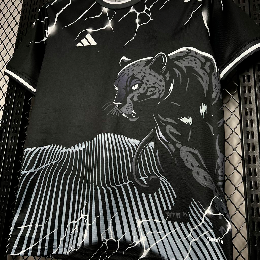 Real Madrid Edición Especial "Black Panther" 2024/25 Versión Fan