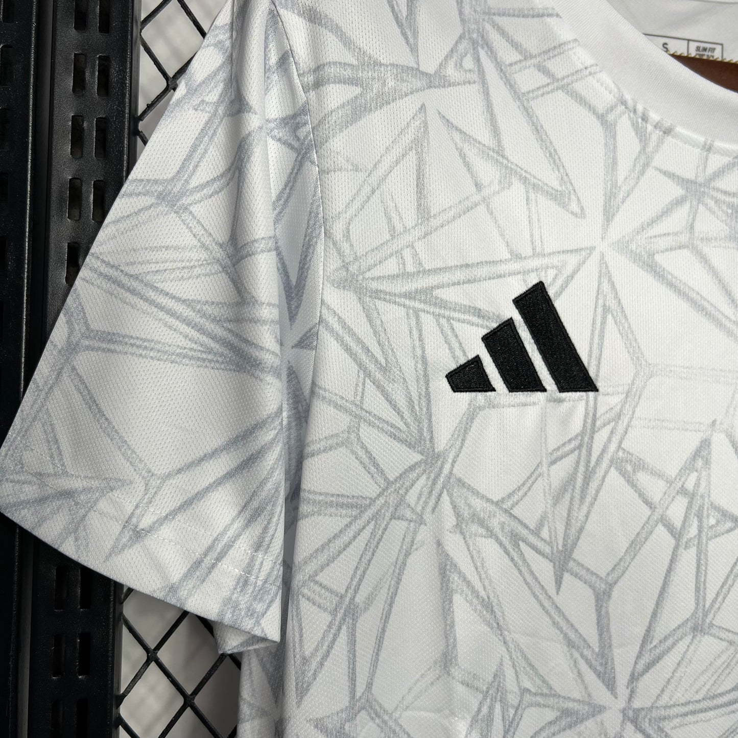 Camiseta Real Madrid Pre-Entrenamiento 2024/25 Versión Fan