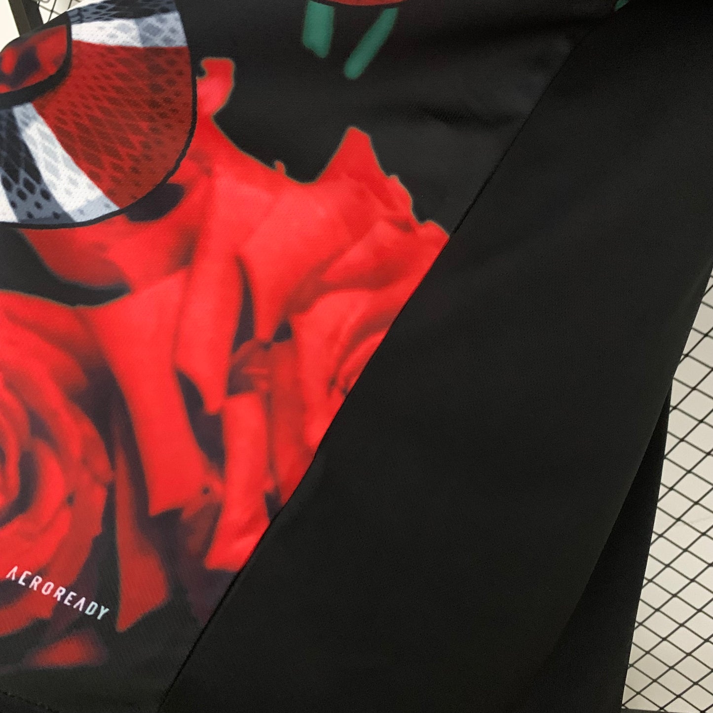 Camiseta Real Madrid Edición Red Rosas 2025/26 Versión Fan