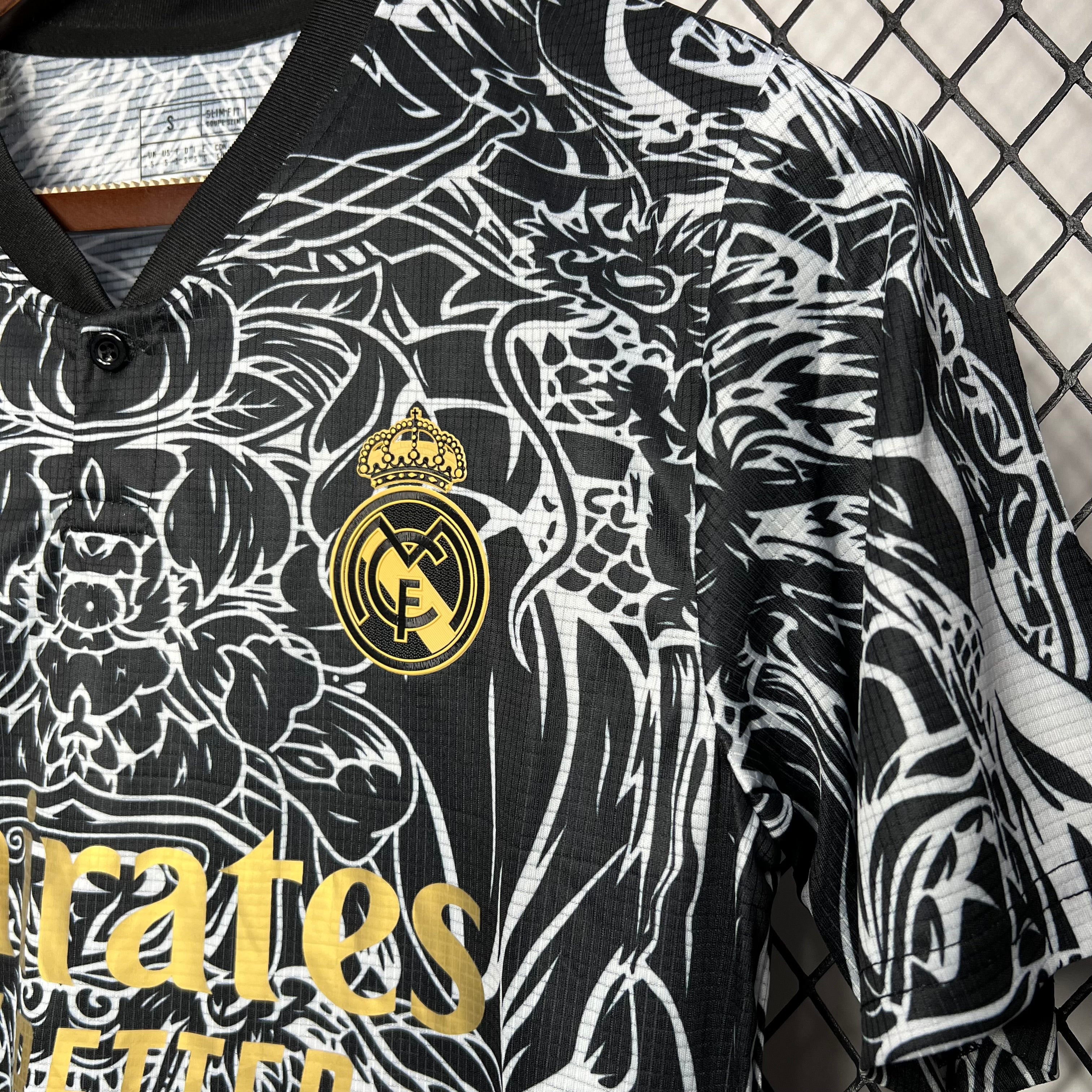 Real Madrid Edición Especial "Dragón-Gris" 2024/25 Versión Fan