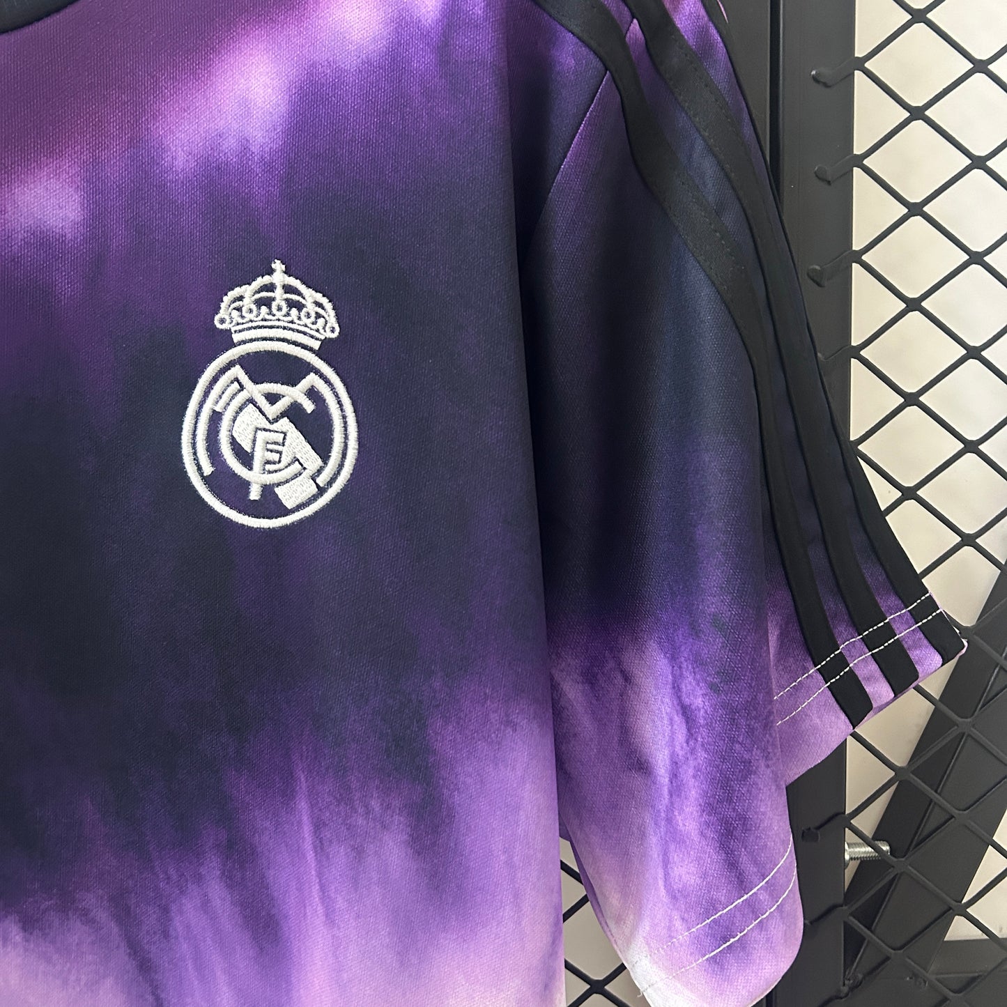 Camiseta Real Madrid Edición Especial Negro y Morado 2025/26 Versión Fan