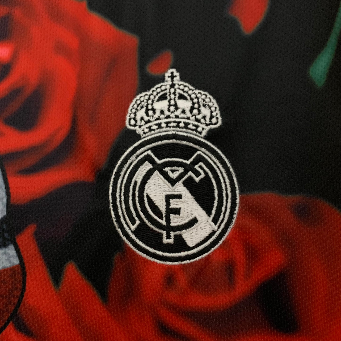Camiseta Real Madrid Edición Red Rosas 2025/26 Versión Fan