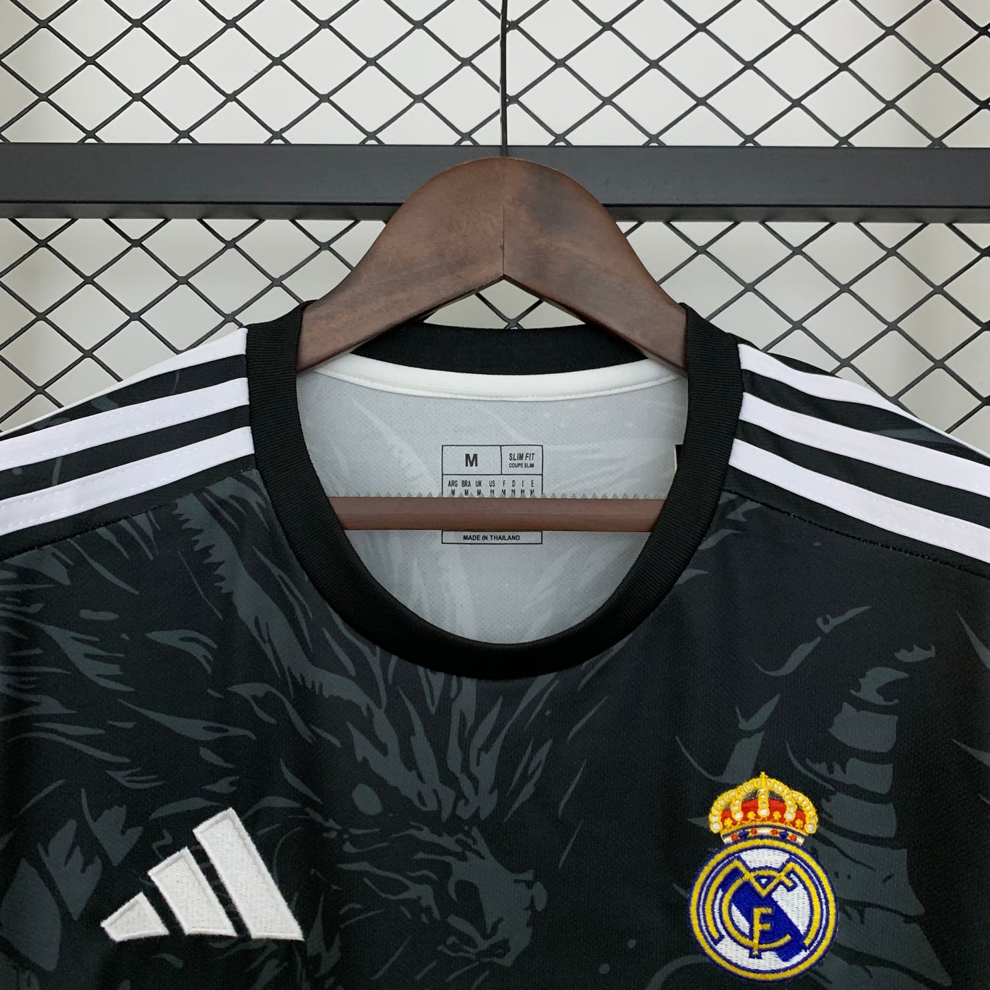 Camiseta Real Madrid Edición Black Dragon 2025/26 Versión Fan