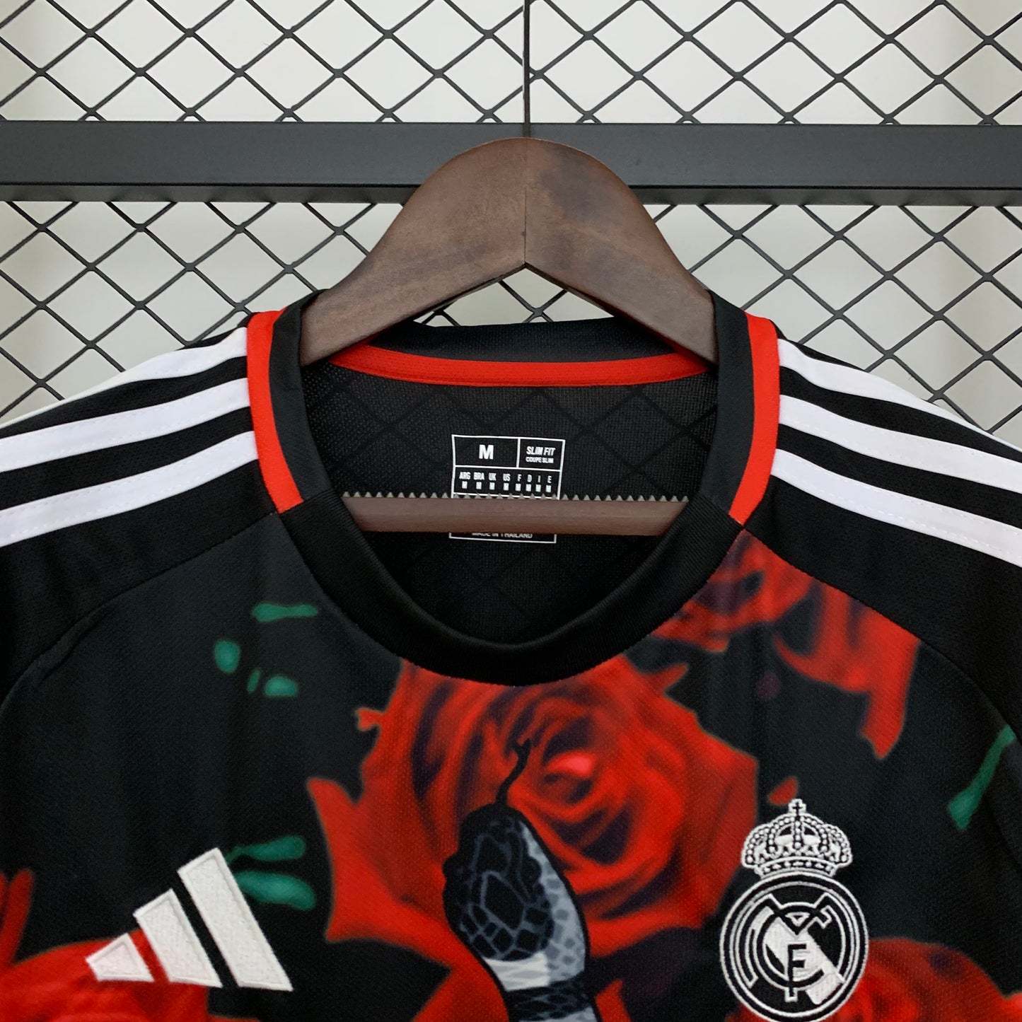 Camiseta Real Madrid Edición Red Rosas 2025/26 Versión Fan