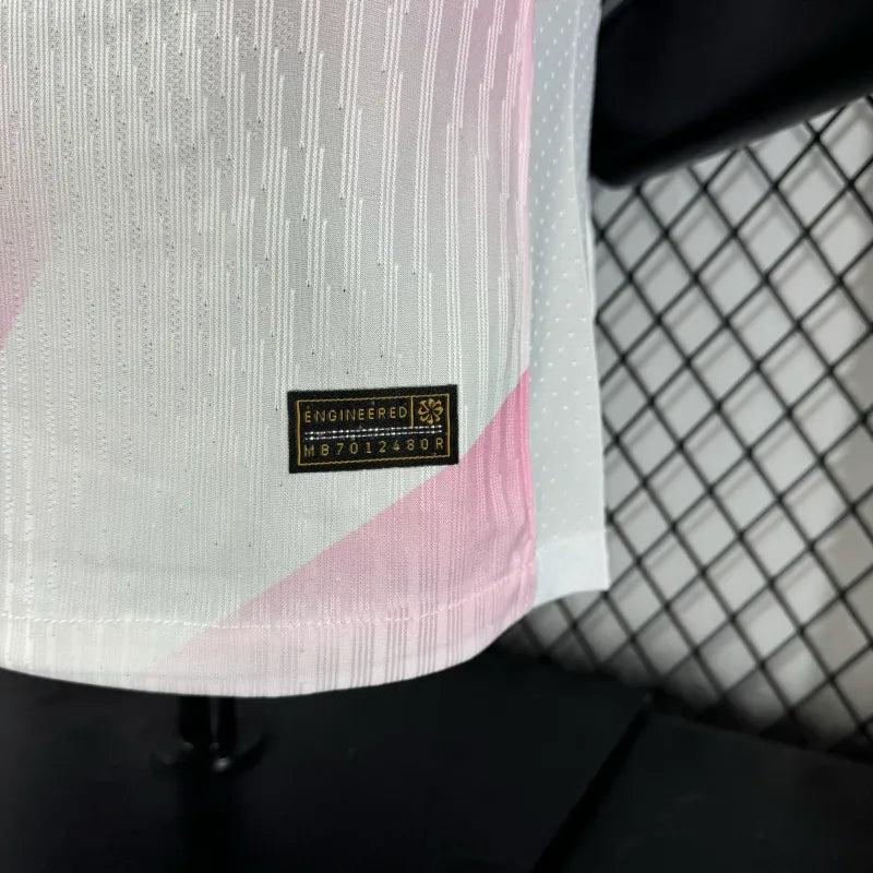 Camiseta FC Barcelona Edición Especial Blanca y Rosada 2025/26 Versión Jugador