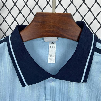 Camiseta Oasis Polo Celeste y Azul 2025/26 Versión Fan