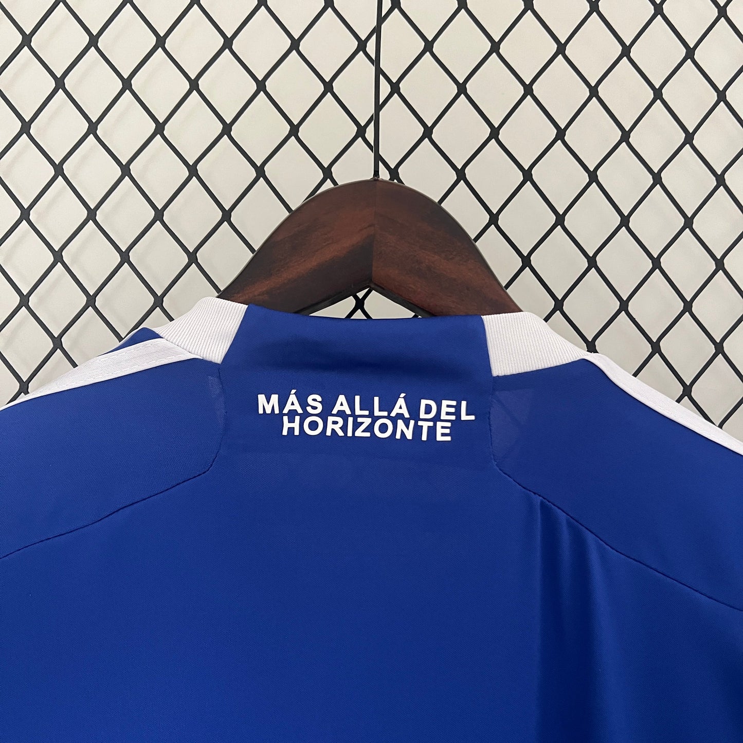 Camiseta Universidad de Chile Local 2024 Versión Fan