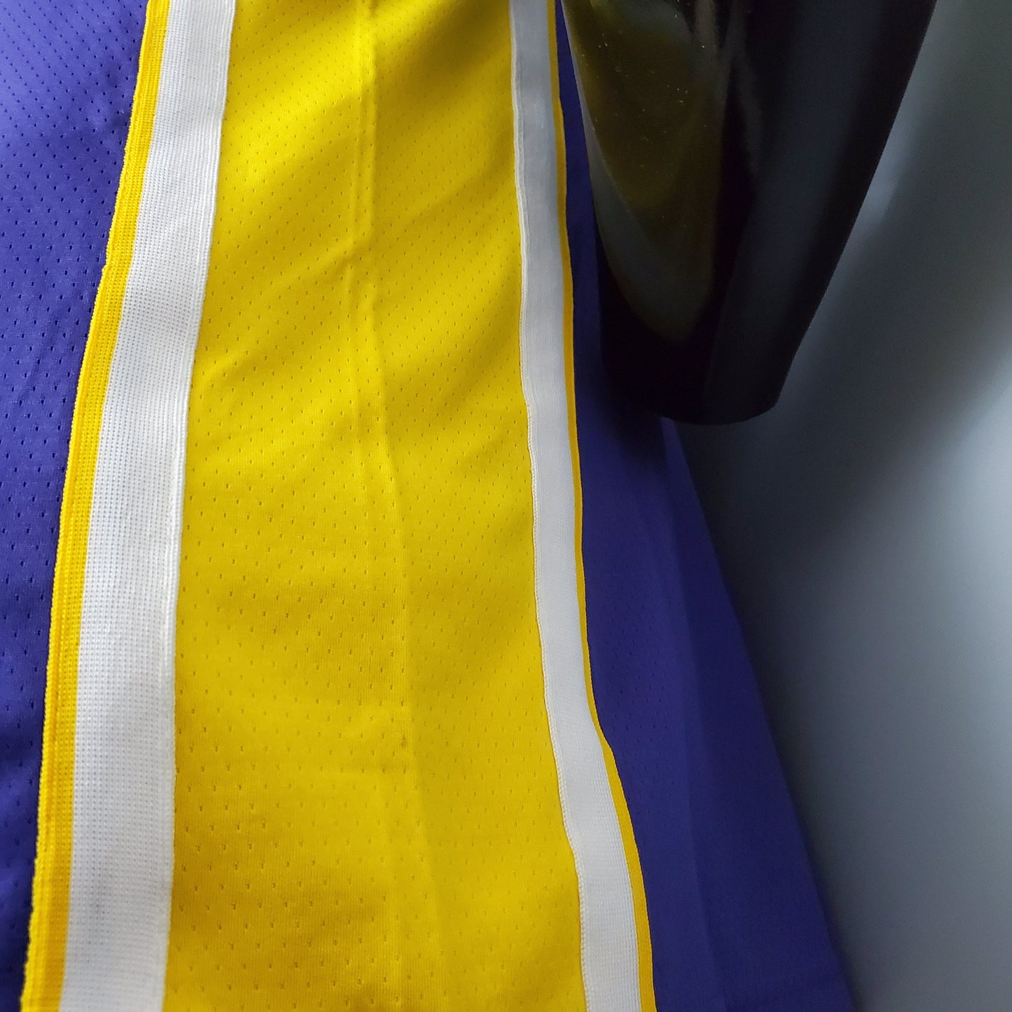 Camiseta LA Lakers Morada Cuello en V Versión Fan