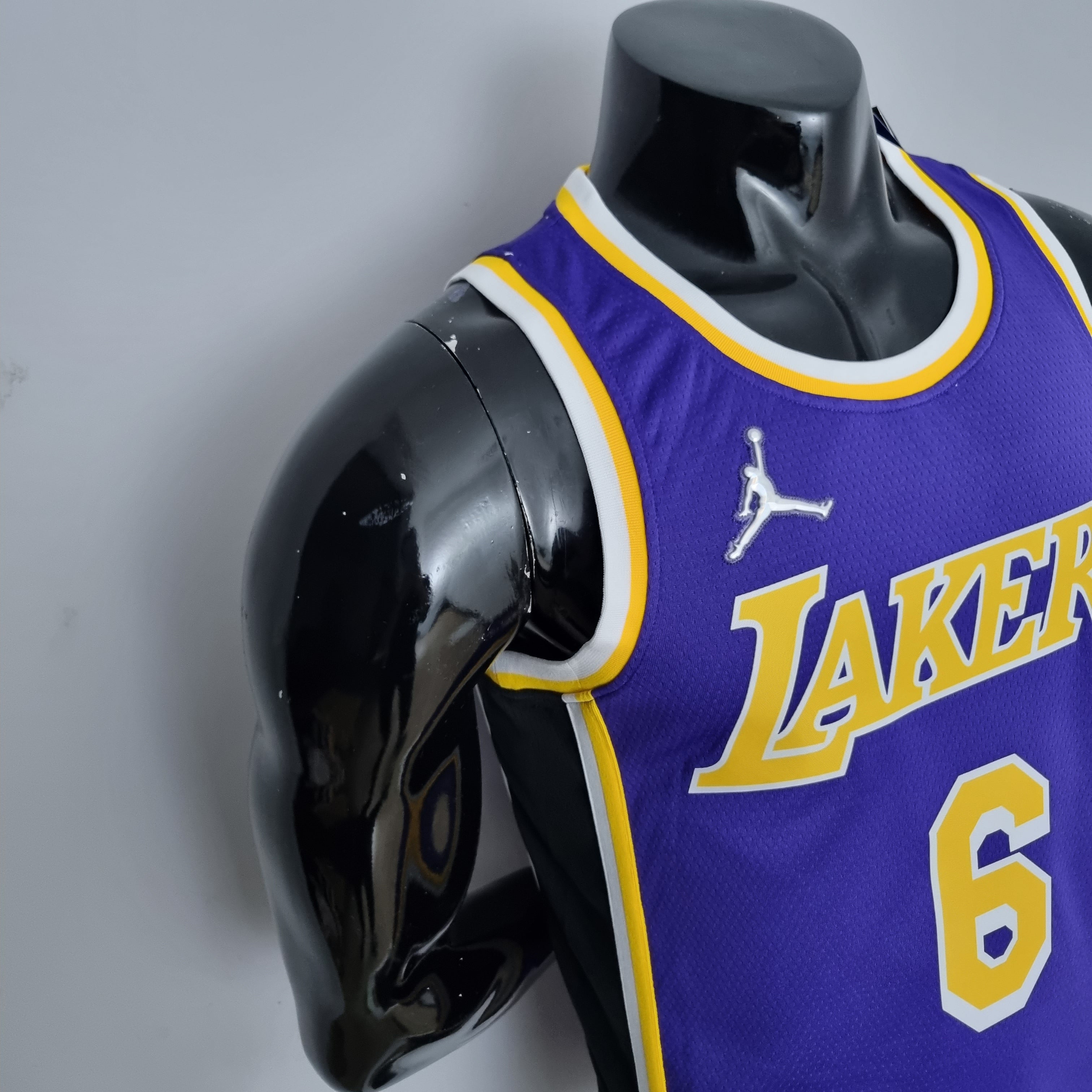 LA Lakers Clásica Morada Jordan 2022/23 Versión Fan