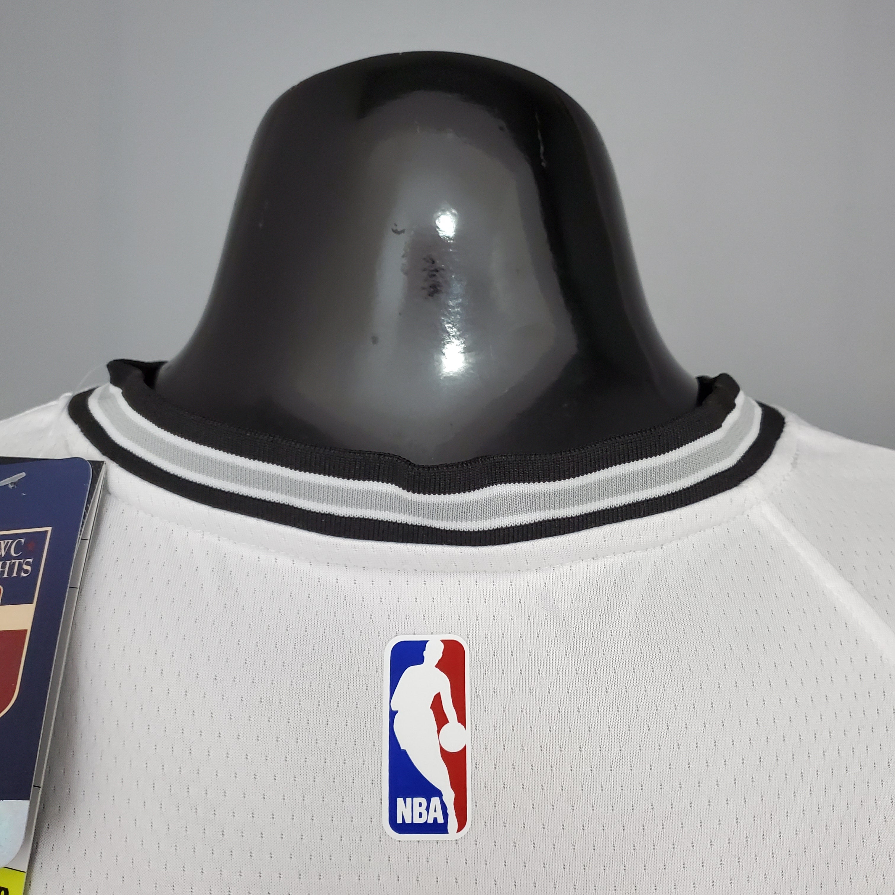 San Antonio Spurs "Connect" Blanca NBA